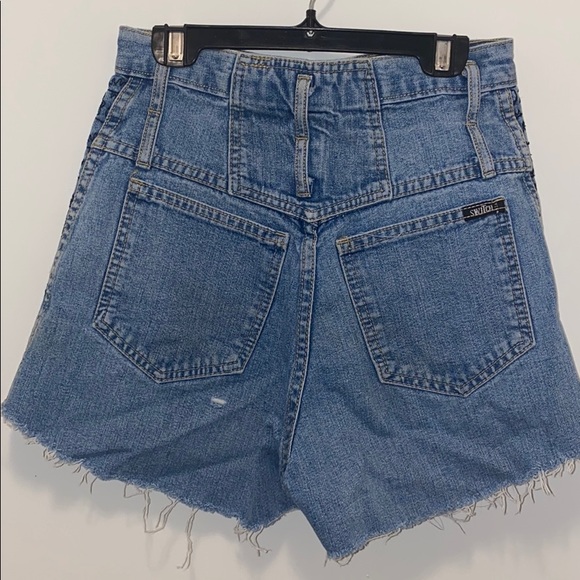 LIKE NEW HIGH WAISTED DETAILED JEAN SHORTS - Picture 5 of 6